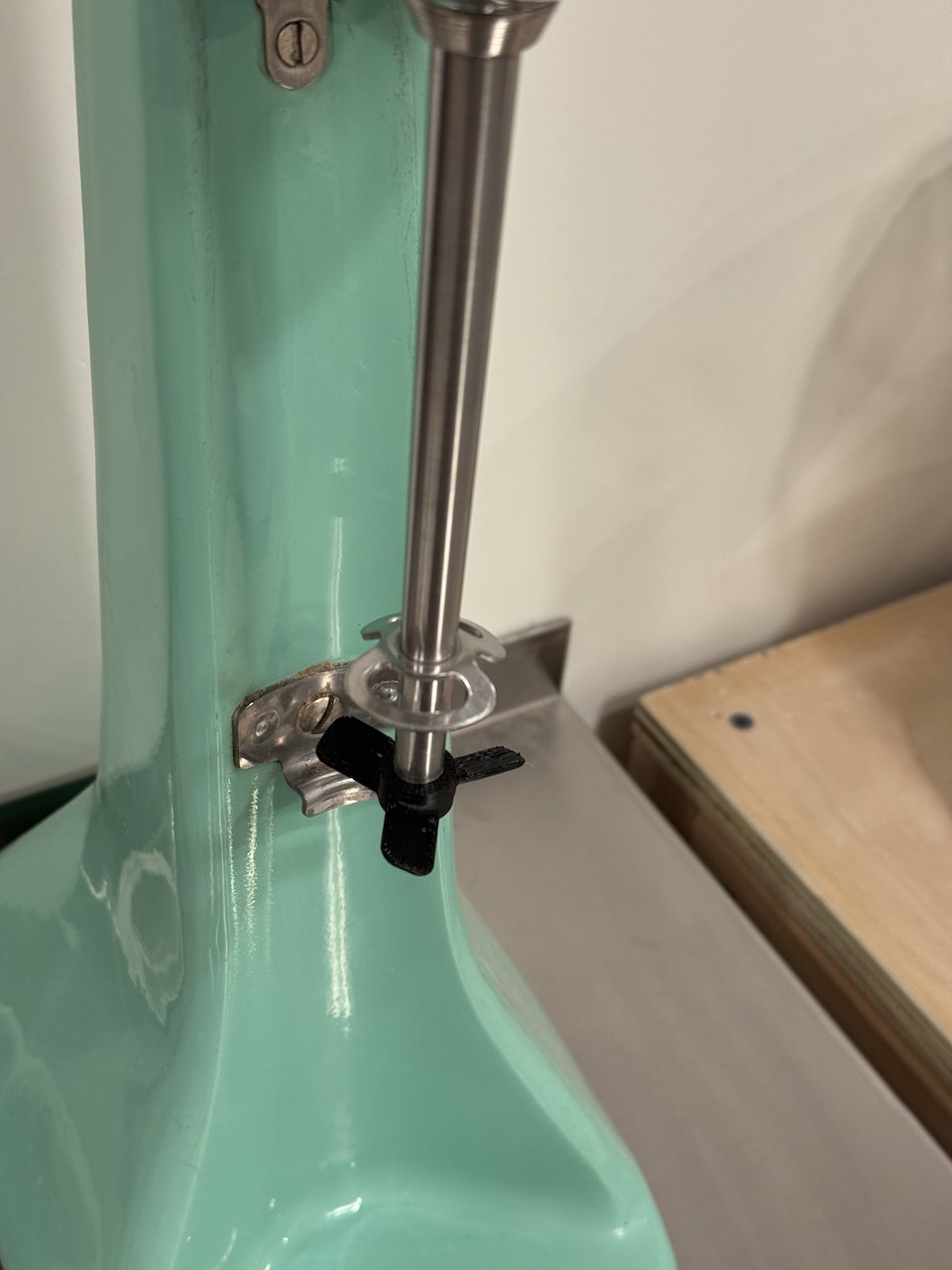 Close-up of the shaft with mounted propeller